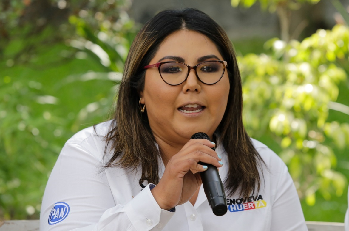 Policía municipal saca a la diputada Genoveva Huerta de asamblea panista en Tlaola