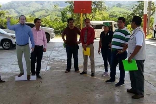 Alcalde de Chiapas acude a eventos… ¡en foto!