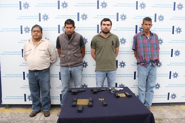 Cayeron sujetos en posesión de tres armas de fuego y 125 cartuchos en la colonia Juárez