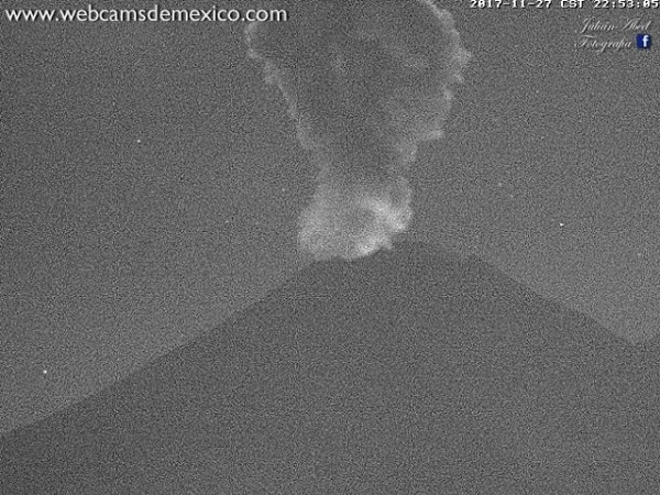 Popocatépetl mantiene tren de explosiones y lanza ceniza a Puebla