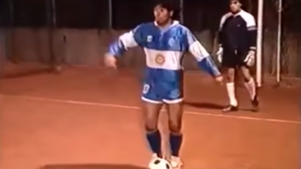 VIDEO: Maradona en inédita cascarita en cancha de tenis