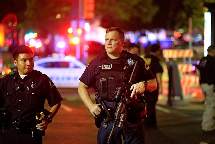 VIDEOS: Matan a cinco policías en Dallas por disturbios raciales
