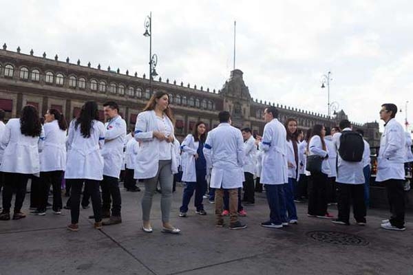 Por recortes de AMLO a salud, pasantes se van a paro nacional