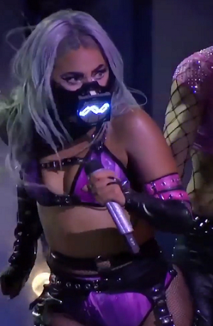 Lady Gaga presume los excéntricos cubrebocas que usó en los premios MTV