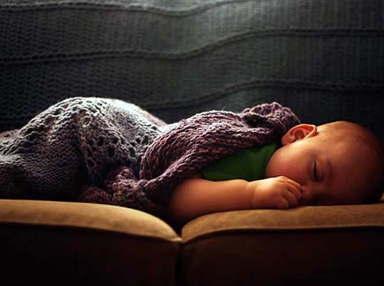 ¿Por qué los bebés no deben dormir sobre un sofá?