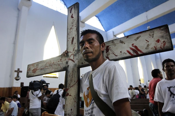 Segob entrega “oficio” a migrantes para su tránsito por México