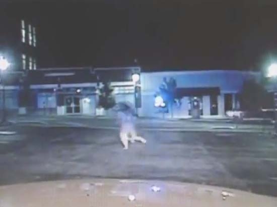 VIDEO: Policía persigue a mujer drogada y desnuda en Arkansas
