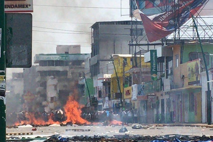 Maestros de la CNTE se enfrentan con policías en Tuxtla Gutiérrez