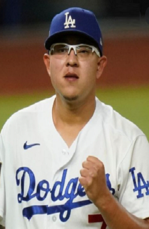 Julio Urías, primer pelotero en Grandes Ligas con 12 triunfos en la temporada