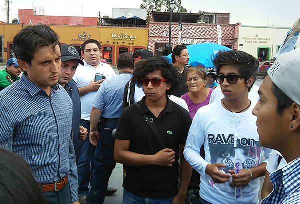 JJ Espinosa recibe reclamos de familiares y amigos del joven asesinado por su policía