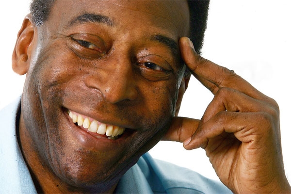 Pelé causa revuelo en su visita al DF; este martes llega a Puebla