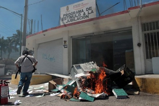 Siguen protestas por Ayotzinapa: cercan Congreso y queman SEP