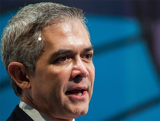 Mancera recibe la renuncia de 12 delegados en el DF