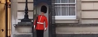 VIDEO: Guardia “bailarín” del Palacio de Buckingham podría ir a la cárcel