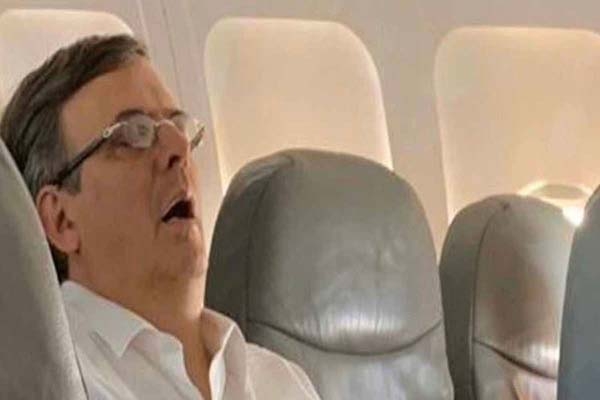Marcelo Ebrard captado durmiendo en medio de crisis por caso LeBarón