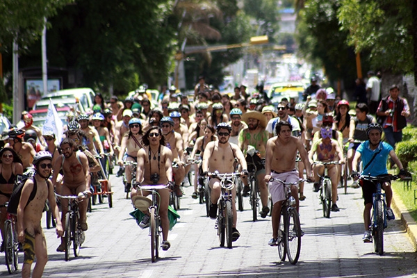 FOTOS: Ciclistas al desnudo recorren Puebla exigiendo respeto