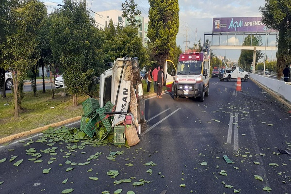 Camioneta con verduras vuelca en la Recta a Cholula