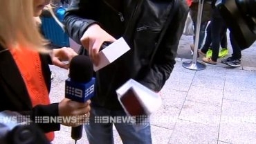 VIDEO: Compró el primer iPhone 6 en Australia y al presumirlo…