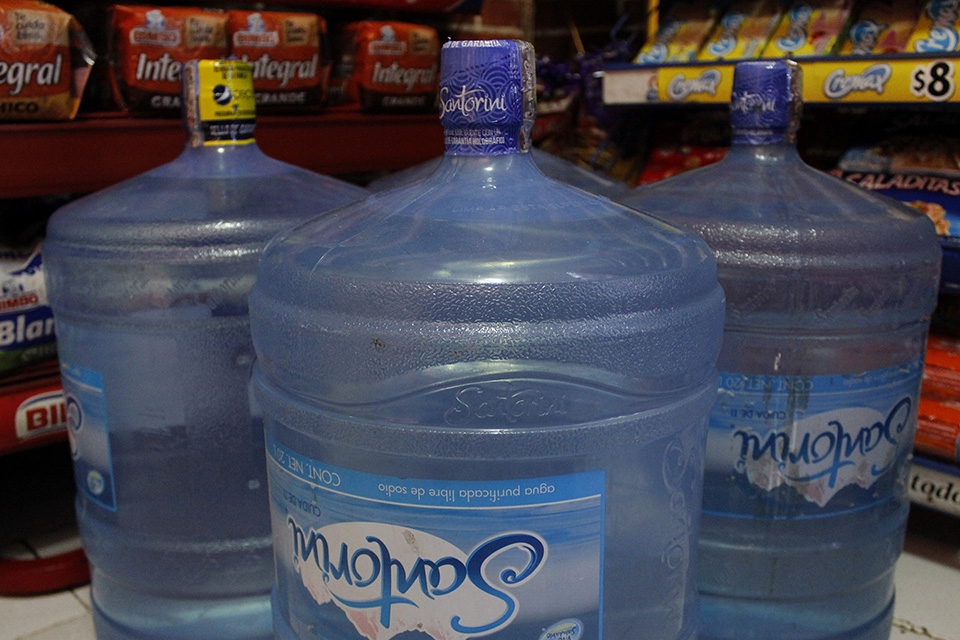 Urgen garrafones vacíos para llevar agua potable a daminificados en la Mixteca