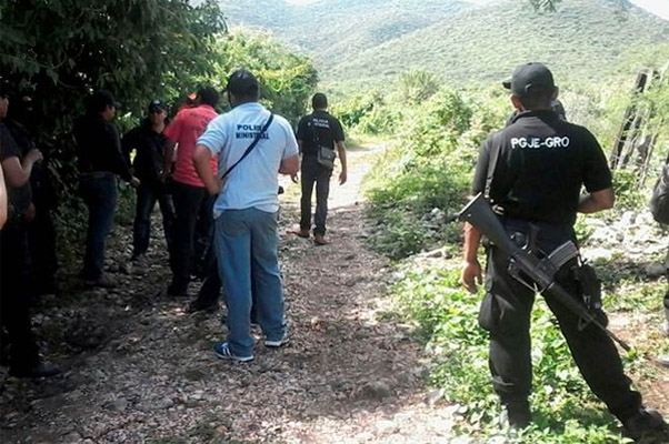 Hallan nueve fosas más en Iguala con cadáveres, “mochilas y lápices”