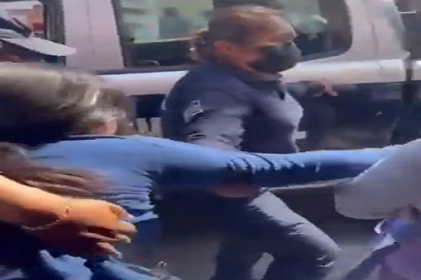 VIDEO: Otro abuso de policías de Izúcar; ahora golpean a “peligrosas” comerciantes