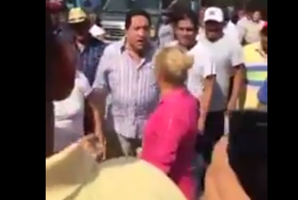 VIDEO: Diputado cachetea a líder transgénero en elección interna