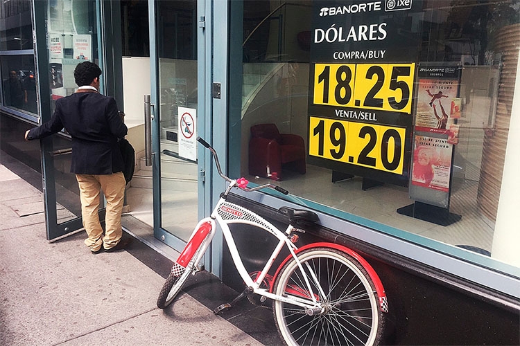 Peso se desploma frente al dólar 40 centavos; cierra en 19.10