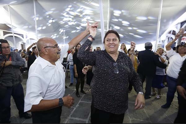 Rosario Orozco, esposa de Barbosa, acude a baile por el Día del Abuelo