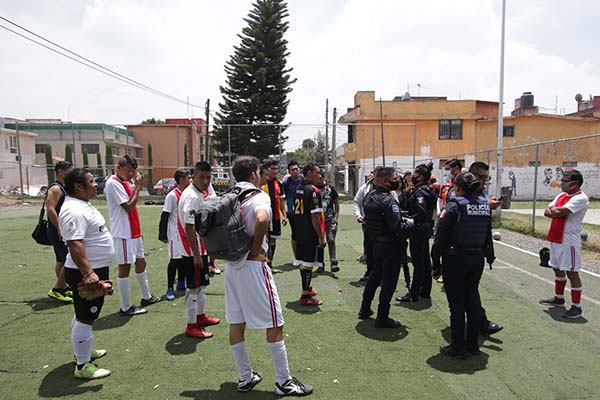 Poblanos rompen soldaduras y sellos en canchas deportivas; no temen a pandemia