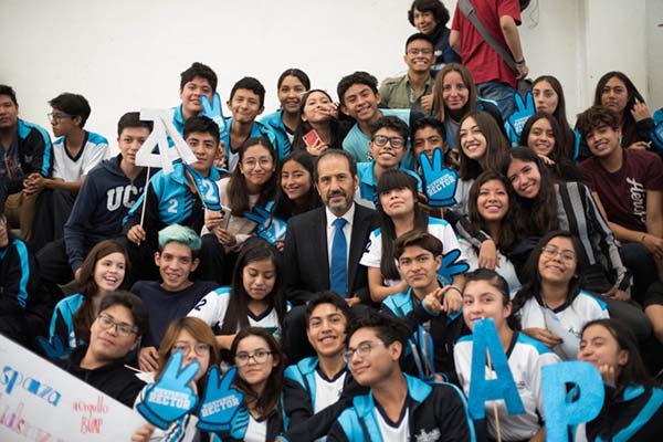 Emprendan y hagan su sueño realidad: Roberto Quintero en conferencia en la BUAP