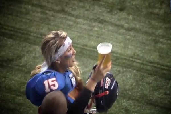 VIDEO: Jugadora celebra touchdown con trago de cerveza