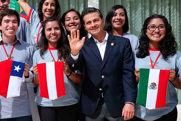 Con Peña aumentaron las becas para estudiantes poblanos