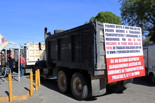 Trabajadores y transportistas se manifiestan en VW por adeudo de contratista