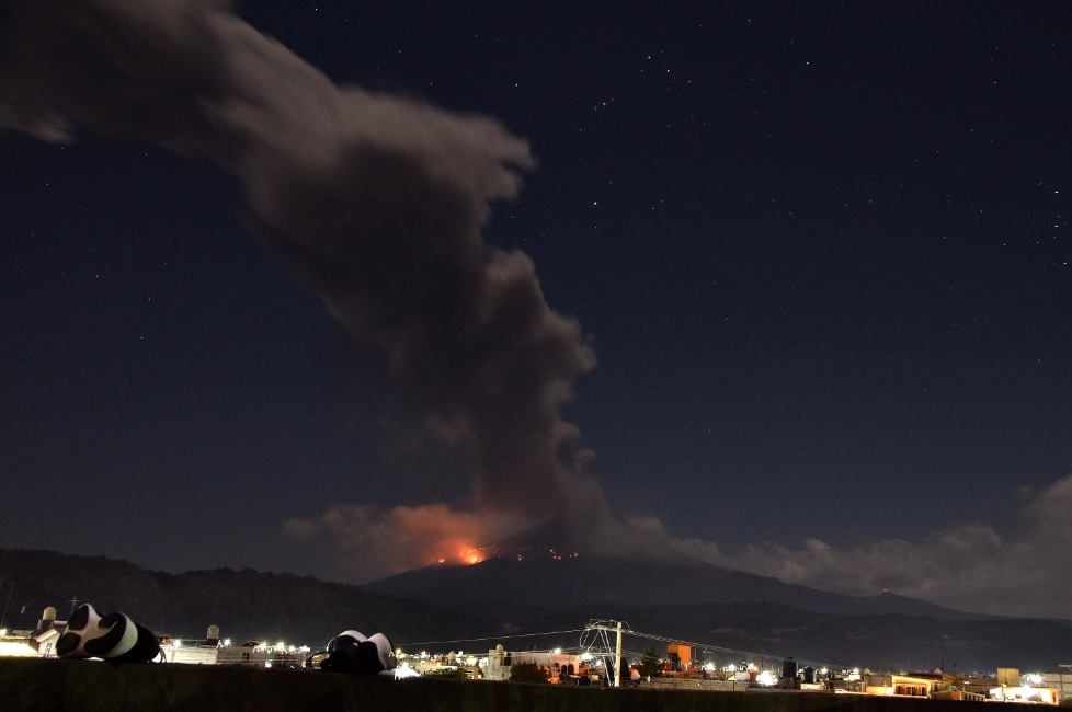 Popocatépetl arrojó material incandescente a 2.5 km del cráter