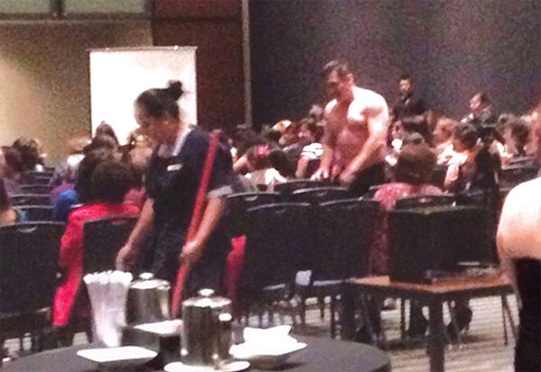 Mujeres panistas terminan foro partidista con show de stripper
