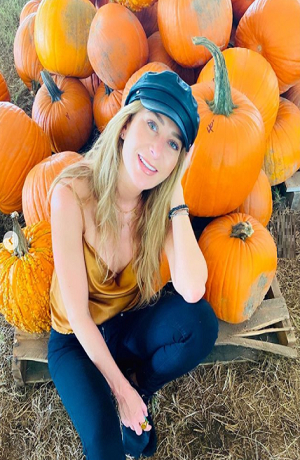 Geraldine Bazán se alista para los festejos de Halloween entre calabazas
