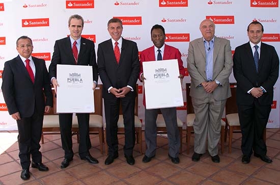 Pelé recibe reconocimiento como visitante distinguido de Puebla