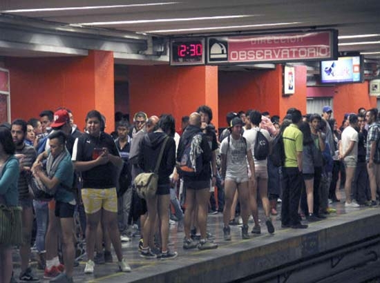 Pasean sin pantalones por el metro del DF