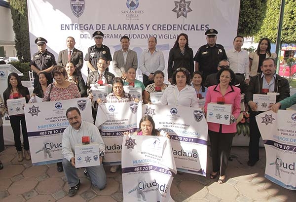 Edil de San Andrés Cholula entrega alarmas y credenciales del programa “Ciudadano Vigilante”