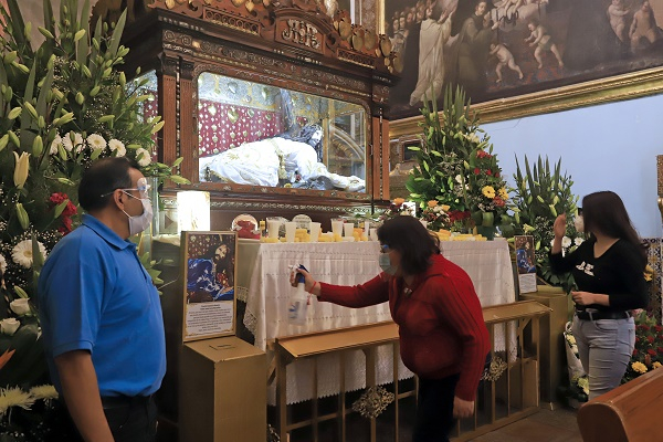 Poblanos acuden al templo del Señor de las Maravillas a pesar de pandemia