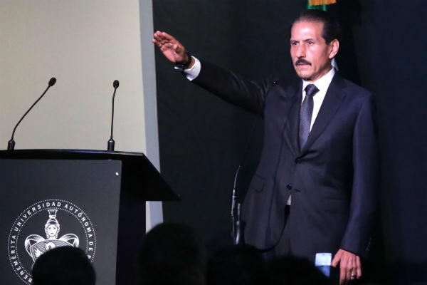 Alfonso Esparza toma protesta como rector de la BUAP para el periodo 2017-2021