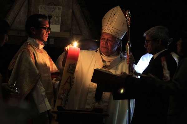 El arzobispo ofició la misa de Vigilia Pascual en la Catedral
