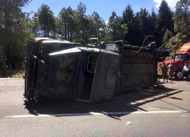 FOTOS: Dos soldados murieron al volcar camión en la México-Toluca