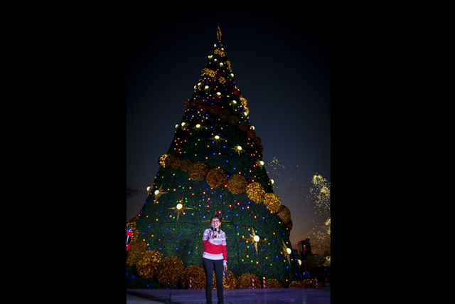 Rectora de la BUAP enciende árbol navideño de CCU