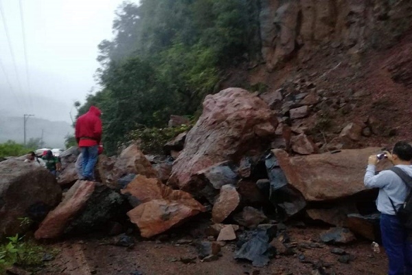 Reportan derrumbe en la carretera Zacatlán-Ahuacatlán