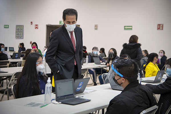 Rector Alfonso Esparza Ortiz realiza recorrido en el arranque del examen de admisión 2021