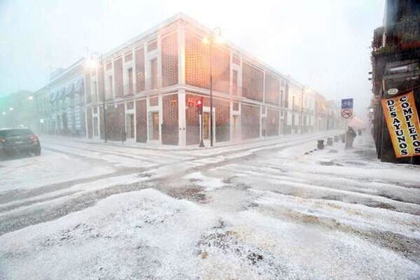 FOTOS: Granizada pinta de blanco el centro de Puebla