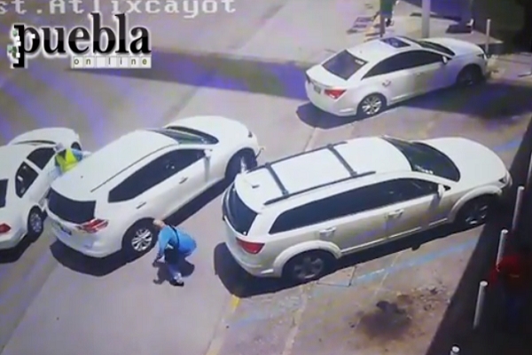 VIDEO: Pinchan llantas en Plaza Mazarik para atracar a cuentahabientes