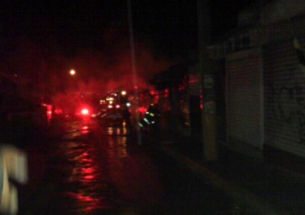 Bomberos sofocaron incendio en tres locales del mercado La Piedad