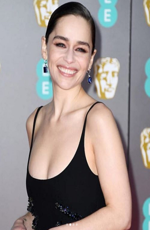 Emilia Clarke cautiva con su belleza en redes sociales